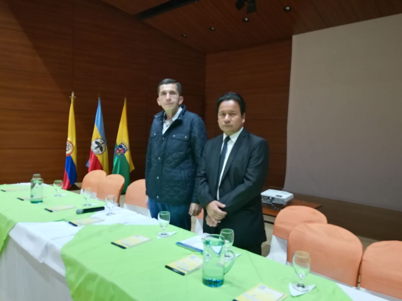 Fotografía del Alcalde Municipal de Chía Leonardo Donoso Ruiz y del Presidente Comisionado José Ariel Sepúlveda Martínez