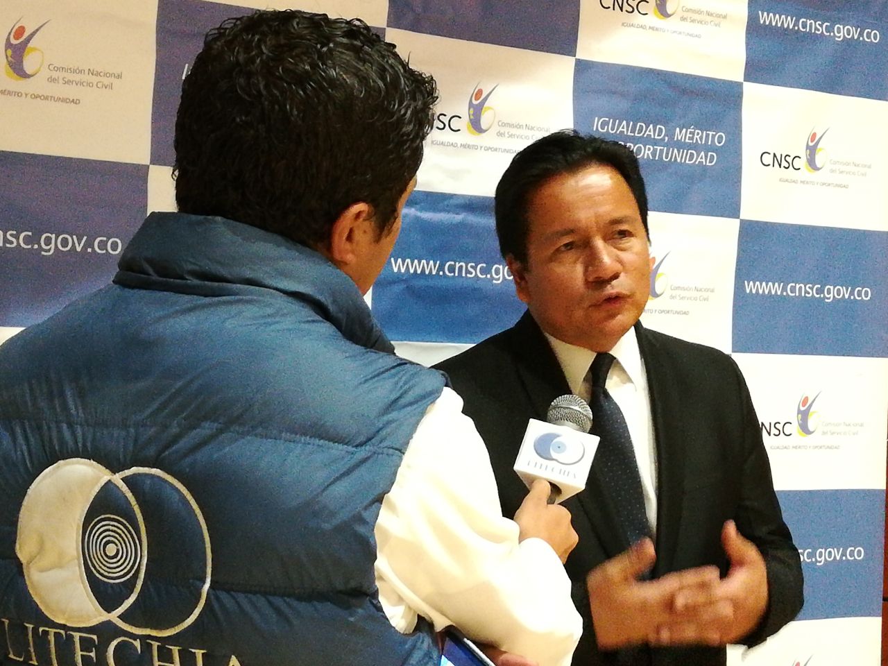 Fotografía de la entrevista del Presidente Comisionado José Ariel Sepúlveda Martínez